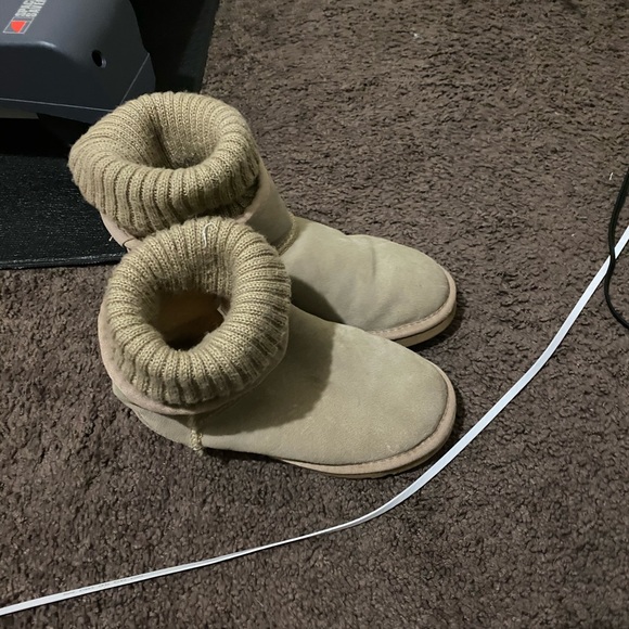 Cuffed uggs - Picture 1 of 4